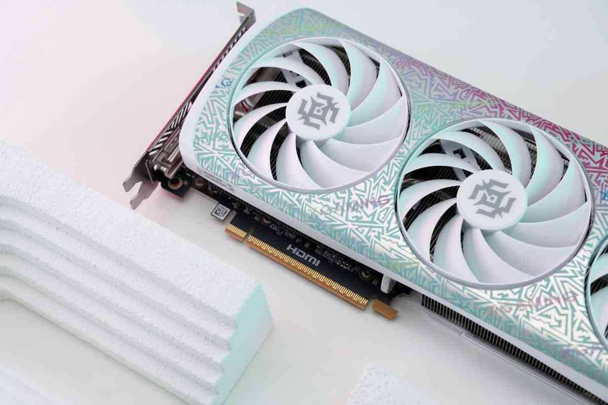 索泰RTX 5060 XGAMING OC显卡全面评测:颜值与性能的双重盛宴 索泰RTX 5060 XGAMING OC显卡全面评测:颜值与性能的双重盛宴
